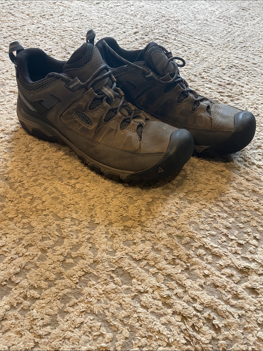 KEEN Men's Dark Gray/Black Low-Top Hiking Shoes
In box